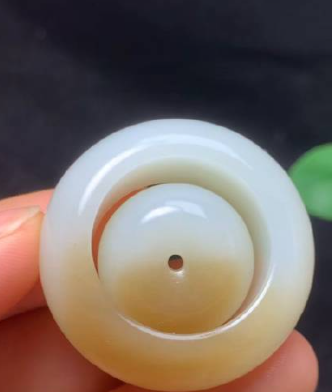 和田玉和翡翠相对哪一种更收藏价值?在中国的玉石_文化中